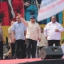 Momen Prabowo Buka Baju saat Peringatan Hari Buruh di Monas