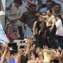 Momen Prabowo Lepas Kemeja saat Perayaan May Day di Monas, Lalu Dilempar ke Arah Massa Buruh