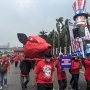 Bawa Kepala Babi dan Ogoh-ogoh Muka Donald Trump, Massa May Day di DPR: Simbol Kapitalisme