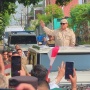 Presiden Prabowo Sapa Warga dari Sunroof Maung saat Tiba di SDN Cimahpar 5 Bogor