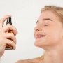 7 Produk Setting Spray Terbaik, Makeup Dijamin Awet dan Anti Longsor!