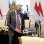 Momen Bill Gates Beri Hadiah Boneka Paus ke Bobby Kertanegara, Suasana Langsung Cair