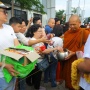 Jalan Kaki 2.800 KM, Hasil Pindapata Bhikkhu Thudong Dibagikan ke Yayasan hingga Tempat Ibadah