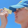 5 Sunscreen Stick dengan SPF 50 Terbaik, Hempas Flek Hitam di Wajah