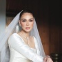 Detik-Detik Luna Maya Nangis Lihat Lukisan Ayahnya Dijadikan Gaun Pernikahan: Ini untuk Ibu...
