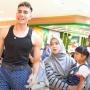 Jalan Bareng Aisar Khaled, Ria Ricis Tegur Outfitnya: Pakai Baju Dong Malu