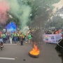 Demi Cari Uang untuk Makan Anak Istri, Driver Ojol Ini Sampai Buka Jaket: Biar Gak Diapa-apain