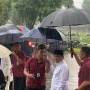 Diiringi Hujan Deras, Najwa Shihab Absen di Pemakaman Suami