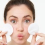 7 Rekomendasi Exfoliating Pad yang Ampuh Angkat Sel Kulit Mati, Bikin Wajah Mulus & Cerah