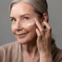 5 Rekomendasi Sunscreen untuk Usia 50 Tahun ke Atas, Kulit Tetap Sehat dan Terlindungi