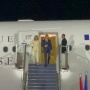 Gandeng Ibu Negara saat Mendarat di Halim, Presiden Macron: Saya Senang Berada di Indonesia