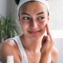 6 Step Skincare Pagi untuk Kulit Glowing Sebelum Beraktivitas, Wajah Auto Kinclong!