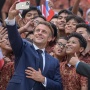 Momen Presiden Macron Selfie Bareng Pelajar saat Berkunjung ke UNJ