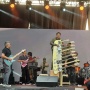Keren Abis, Balawan Mainkan Gitar 9 Neck Saat Kolaborasi Bareng Jakarta Drumschool All Stars