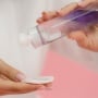 Micellar Water Harus Dibilas Pakai Sabun atau Tidak? Ini Anjuran Dokter Kulit