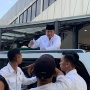 Prabowo Bagikan THR Usai Salat Iduladha dari Sunroof Mobil Kepresidenan, Warga Saling Berebut