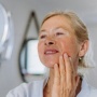 7 Rekomendasi Sunscreen Terbaik untuk Anti Aging dan Mencerahkan Wajah