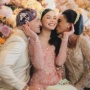 Cerai Sejak 17 Tahun Lalu, 6 Potret Kompak Orang Tua Alyssa Daguise Selama Prosesi Pernikahan