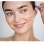 6 Rekomendasi Peeling Serum Buat Hilangkan Chicken Skin, Kulit Halus Bebas Gradakan