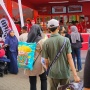Ramai Pengunjung Gendong Tas Snack Jumbo di Gelaran Jakarta Fair 2025