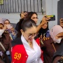 Sidang Pemerasan Nikita Mirzani: Mail Syahputra Tenang, Nikita Lambaikan Tangan dari Borgol!