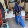 Punggung Terbuka Jadi Petaka, Viral Video Ibu-Ibu Ngamuk di Rumah Makan: Suami Saya Lihat Kamu!