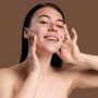 Sahabat Kulit Sensitif, 5 Rekomendasi Sunscreen untuk Meredakan Kemerahan