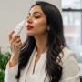 Cara Reapply Sunscreen saat Sedang Pakai Full Makeup, Harus Dihapus Dulu?