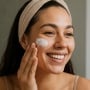 5 Sunscreen SPF 50 Terbaik untuk Kulit Berjerawat, Terasa Ringan Lebih Cepat Meresap