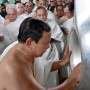Momen Prabowo Cium Hajar Aswad saat Menunaikan Ibadah Umrah