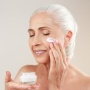 5 Moisturizer Lokal Murah untuk Kulit Kendur Usia 55 Tahun, Wajah Tampak Muda