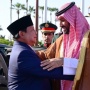 Momen Prabowo Beri Sesuatu ke Pengawal Arab Saudi, Gestur Akrab dan Hangat Disorot
