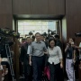 Jelang Tuntutan Jaksa, Tom Lembong Rangkul Istri ke Ruang Sidang
