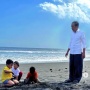 Lagi Asyik Main Sama Cucu di Pantai Bali, Jokowi Diam-diam Bertemu Luhut!