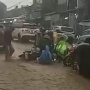 Puncak Bogor Mencekam! Banjir Deras Landa Jalan Raya, Pengendara Motor Bertumbangan