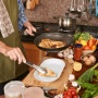 Punya Dapur Tanpa Ventilasi? Ini 7 Cara Ampuh Usir Bau Masakan yang Mengendap