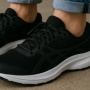 6 Pilihan Sepatu Lari Hitam-Putih: Sehat Bergaya, Terbaik untuk Pria dan Wanita