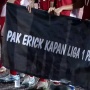 Spanduk Protes Timnas Putri Direbut Wanita Berjas Hitam, Netizen: Women Support Women Cuma Mitos