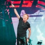 Axl Rose Ngamuk saat Konser di Argentina, Lempar Mic hingga Tendang Drum