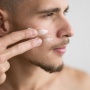 5 Rekomendasi Sunscreen Tanpa White Cast untuk Pria, Harga Mulai Rp30 Ribuan Saja