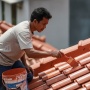 5 Pilihan Cat Genteng Anti Sinar UV, Bikin Atap Rumah Awet dan Sejuk!