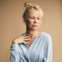 Pamela Anderson: Kebangkitan Ikon yang Tak Terduga, dari Baywatch ke Wajah Polos Tanpa Makeup