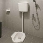 Apa Bisa Desain Kamar Mandi WC Jongkok Nampak Mewah & Modern? Ini 7 Ide Interiornya