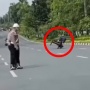Aksi Becak Motor Standing Depan Polisi yang Siaga Sambut Kapolri di Pekanbaru