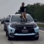 Viral! Detik-detik Ngeri Remaja 'Pacu Jalur' di Atas Mobil di Tol Lampung