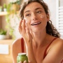 5 Rekomendasi Moisturizer Setelah Eksfoliasi, Bisa Menenangkan Kulit