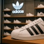 Kenali 7 Perbedaan Sepatu Adidas Original dengan KW, Paling Mencolok di Bagian Stripe 3