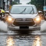 Ayah Jangan Salah Pilih: 10 Mobil Bekas Ini Tangguh Terjang Banjir, Dompet Tetap Aman
