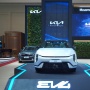 Tampil Perdana di Indonesia, Kia EV4 Curi Perhatian di GIIAS 2025