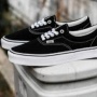 5 Pilihan Sepatu Minimalis untuk Gaya Celana Gombrong, Cocok Dipakai di 2026